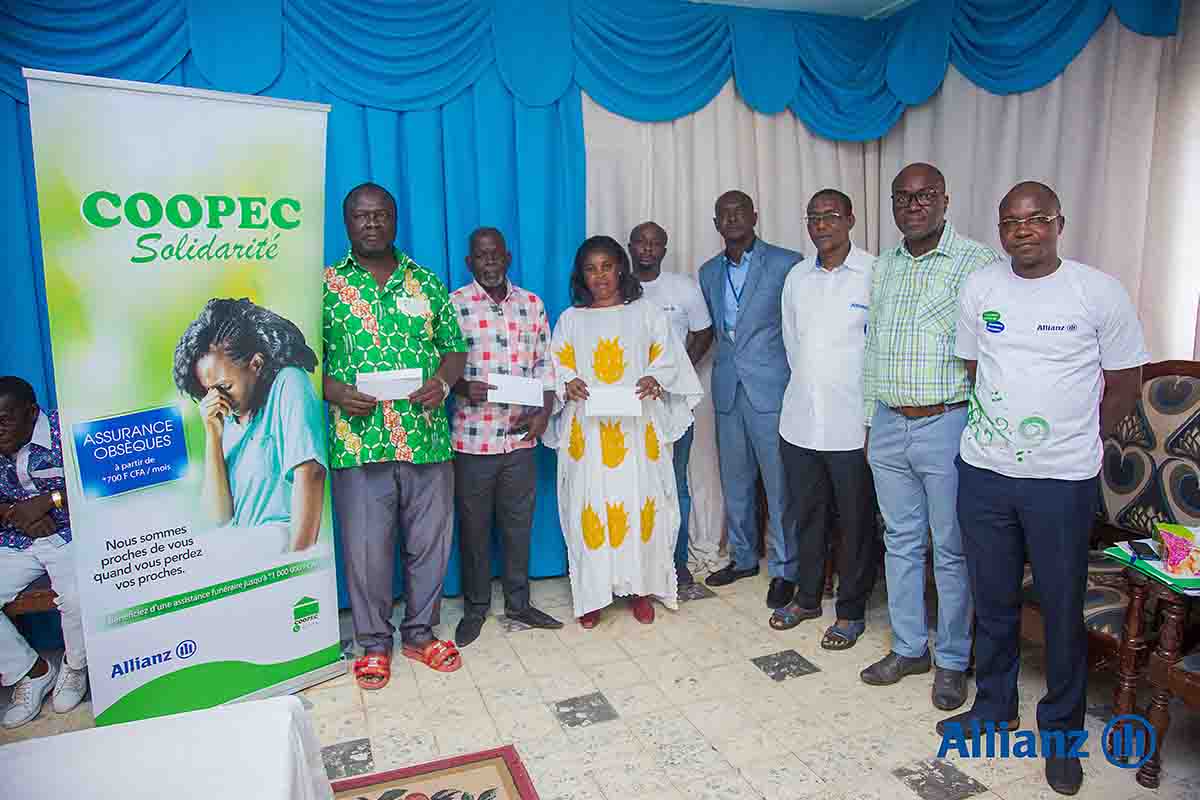 Photo de famille des bénéficiaires du don d'Allianz CI Assurances Vie à Gagnoa