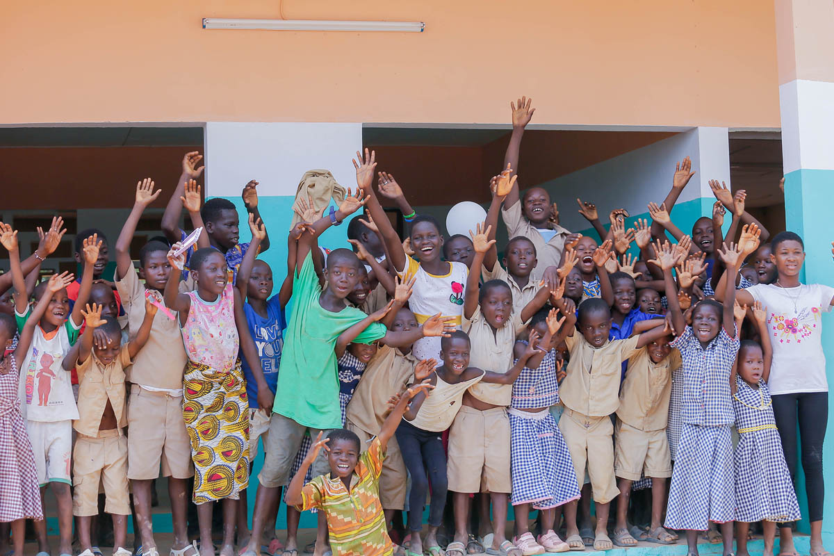Allianz-renove-une-ecole-a-taabo-enfants-en-joie